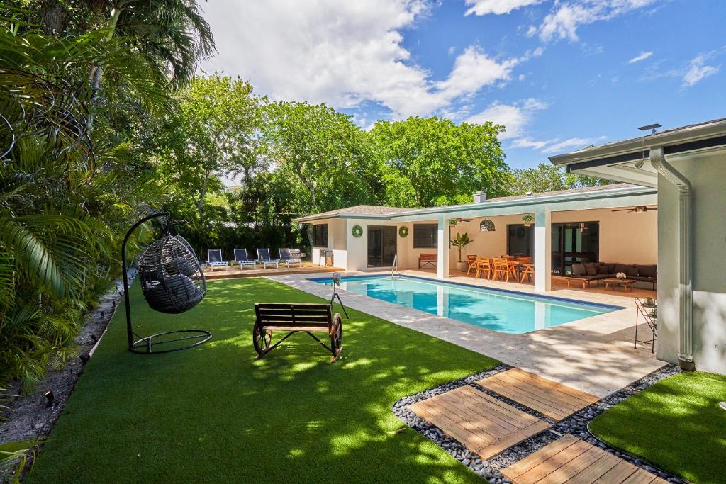 North Miami Villa | Epic 5BR House, Pool & Mini Golf & Pond & Terrace