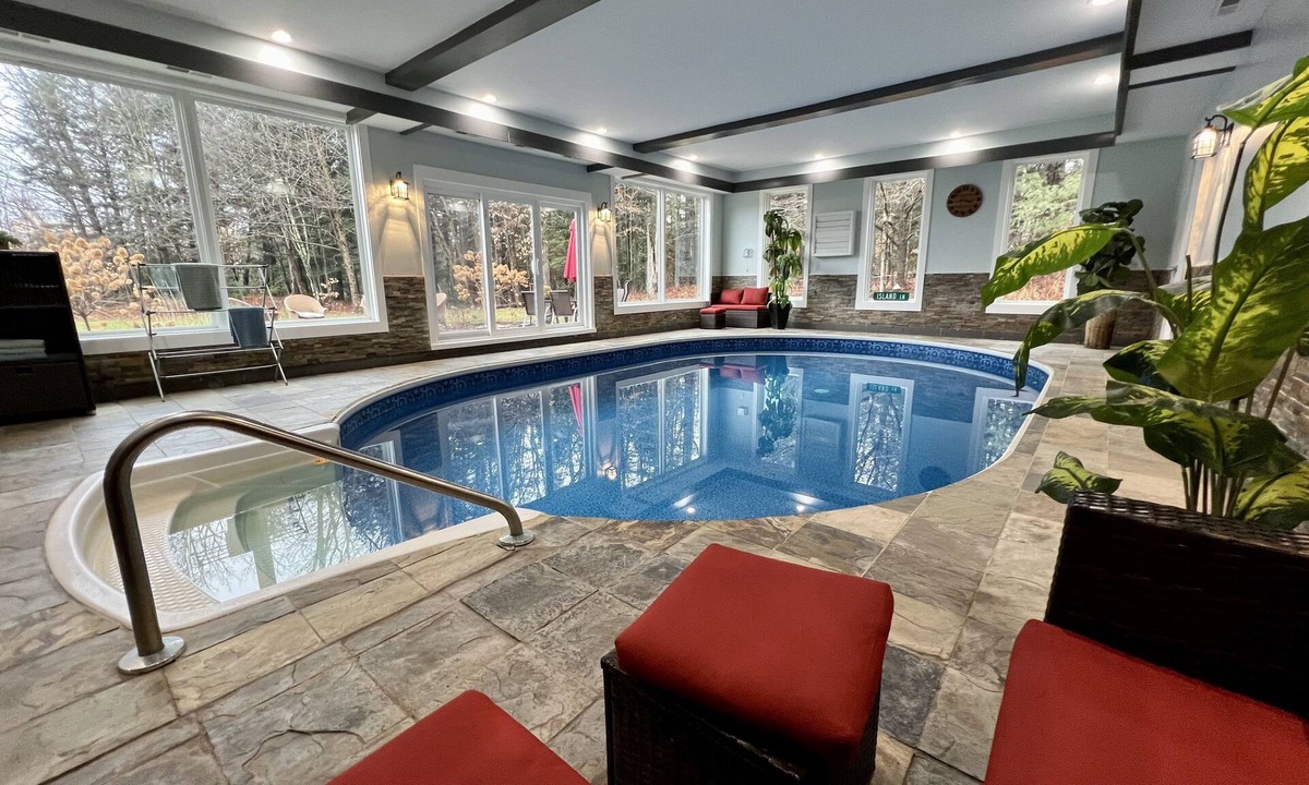 Londonderry House | Everything you need - swim, relax, play outside!