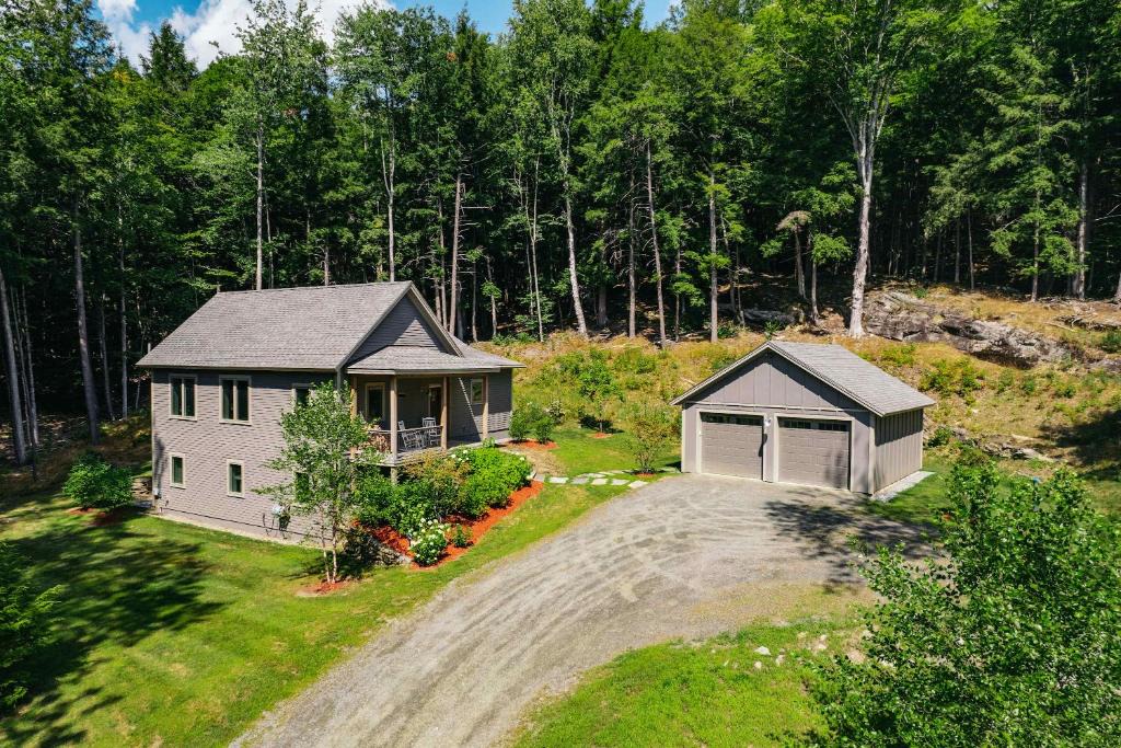 West Hartford House | Fireplace Woods Club Access - Modern Quechee
