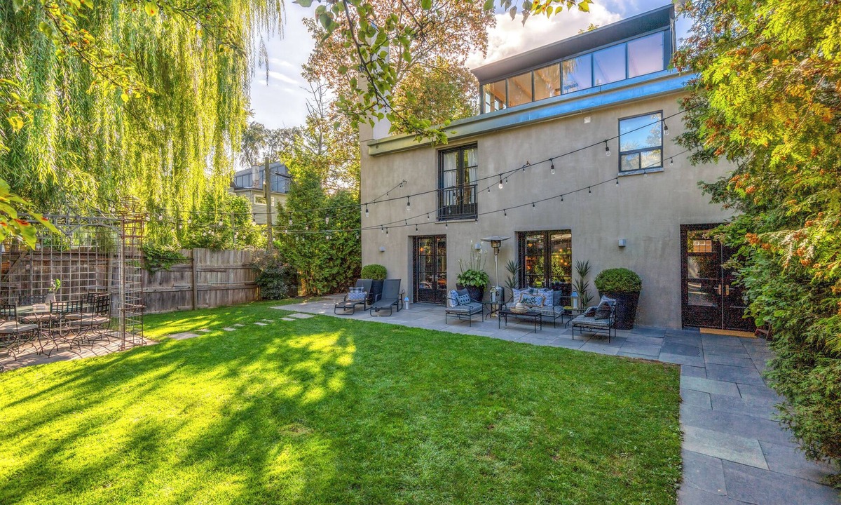 Leslieville House | funky barn loft conversion 8 mins to downtown, private driveway