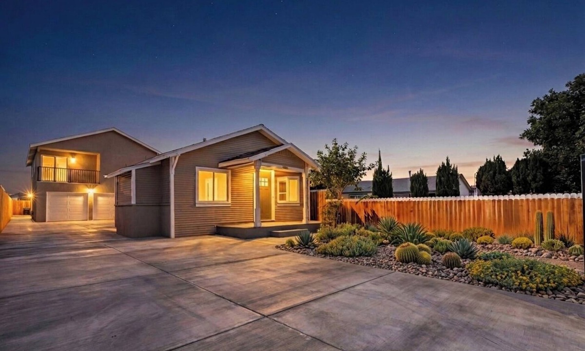 Inglewood House | Gated World Cup Compound 3 Homes Walk to SoFi Sleeps 20 Parking 8+