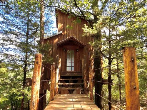Boles House | Gorgeous Chic Treehouse with Lofted Interior and Panoramic Views in Arkansas