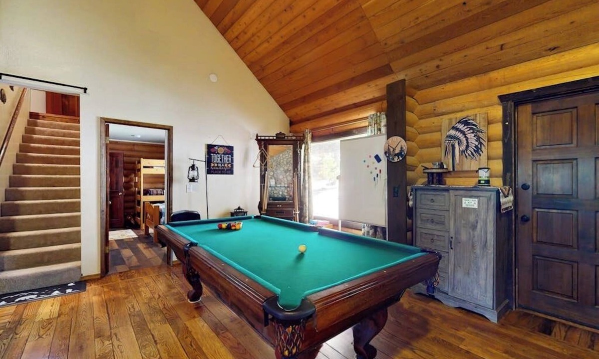 Twin Peaks Cabin | Grand Mountain Retreat w/Piano, Fast WiFi, Fireplace, Private Deck