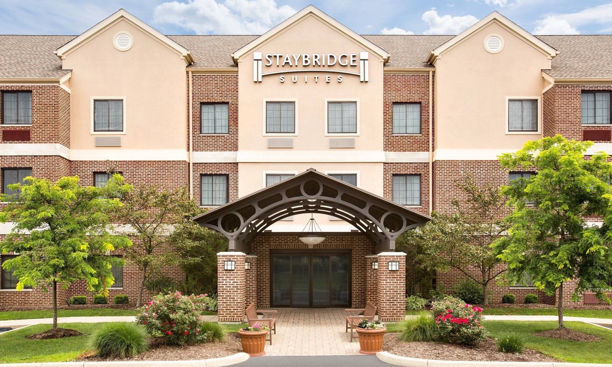 Stow Condo | Great for Business Travelers! Relaxing Suite Near Cleveland | Shared Indoor Pool + FREE Breakfast