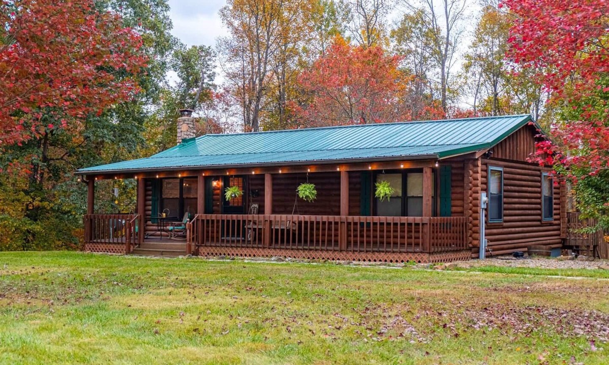 New Plymouth Cabin | Havenbrook~Rustic luxury, 10acres, hot tub