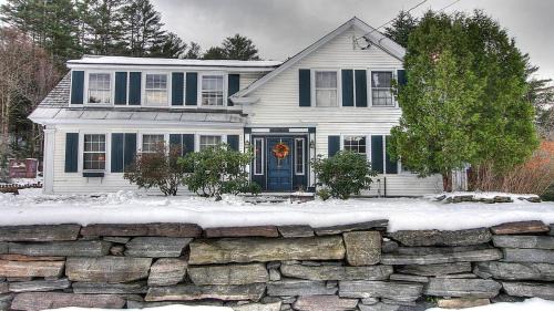 Londonderry House | Historic 8BR Retreat with Hot Tub Near Stratton & Bromley, Londonderry, Vermont