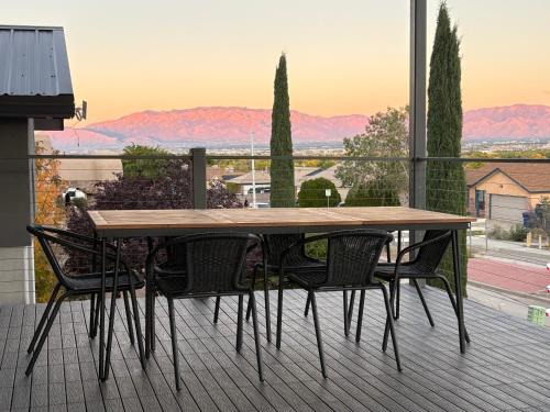 Northwest Heights House | House in the Palisades Hills with City and Mountain views