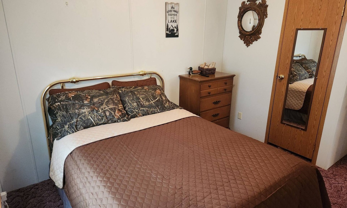 Freeport House | Hunters Haven a charming 3-br house in welcoming Piedmont Ohio with AC, Wi-Fi.