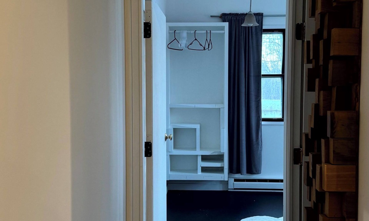Government Hill Apartment | Industrial Designed near Downtown Anchorage 800+sf