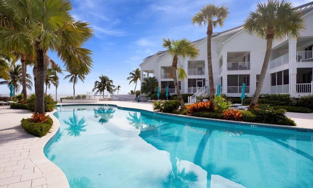 Islamorada Condo | Islamorada's Poolside Maison 302, a spacious 3BR condo with resort-style pool in scenic Islamorada.