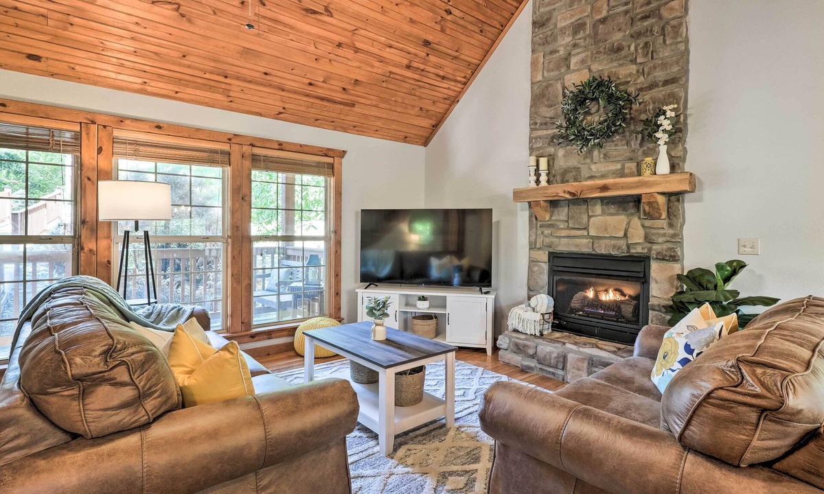 Branson West Cabin | Kid Loft & Nook, Gated Community, Pools, 4Mi to Silver Dollar City