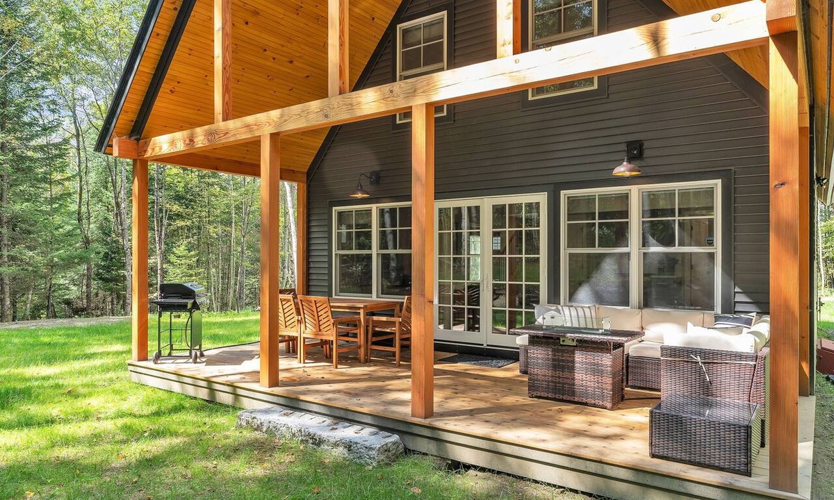 Lyndon Cabin | King Beds, Game Loft, Indoor & Outdoor Fireplace Near Burke Mnt/Kingdom Trails