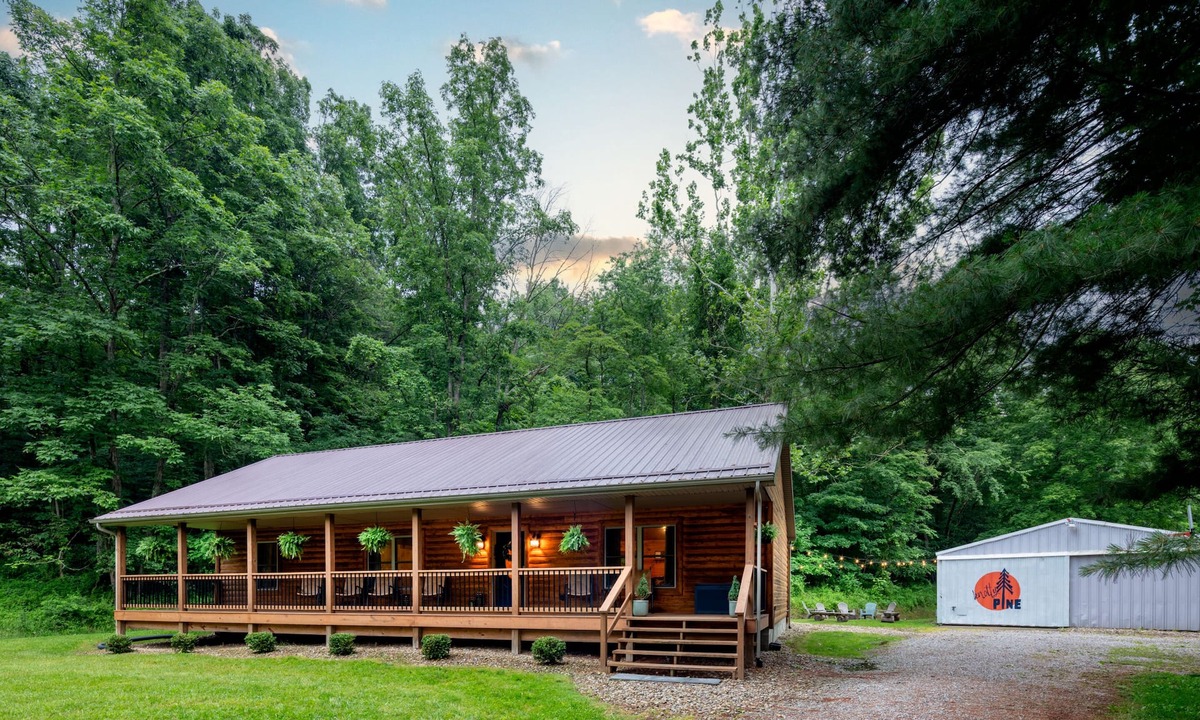Logan Cabin | Knotty Pine: Relaxing 3 Bed Hocking Hills Cabin