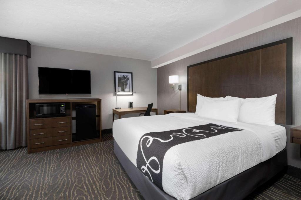 Spenard Hotel | La Quinta by Wyndham Anchorage Airport