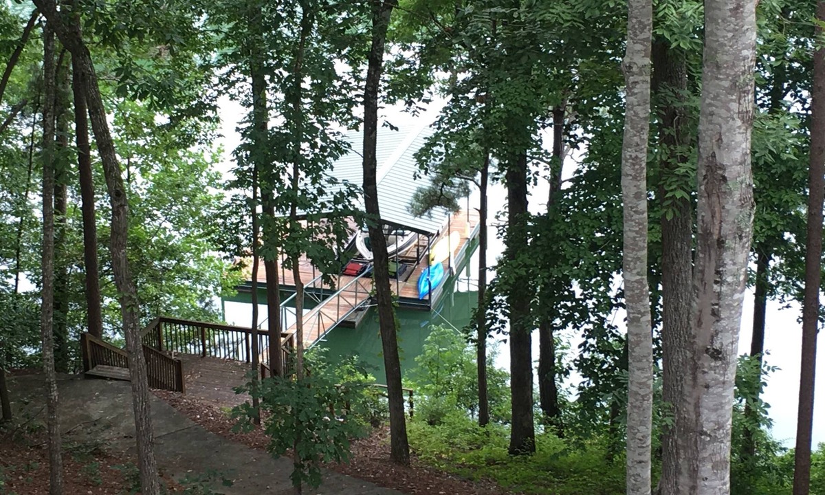 Salem House | Lake Keowee Lake Front with dock- 90 day minimum per HOA
