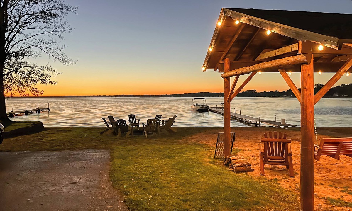 Krakow Cottage | Lakefront Cabin w/Shared Beach in Cecil!