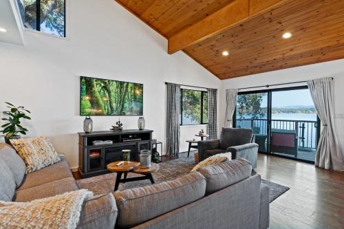 Lower Lake House | Lakefront, Private dock, ensuite-unit, King bed, Free EV charger, Boat Friendly