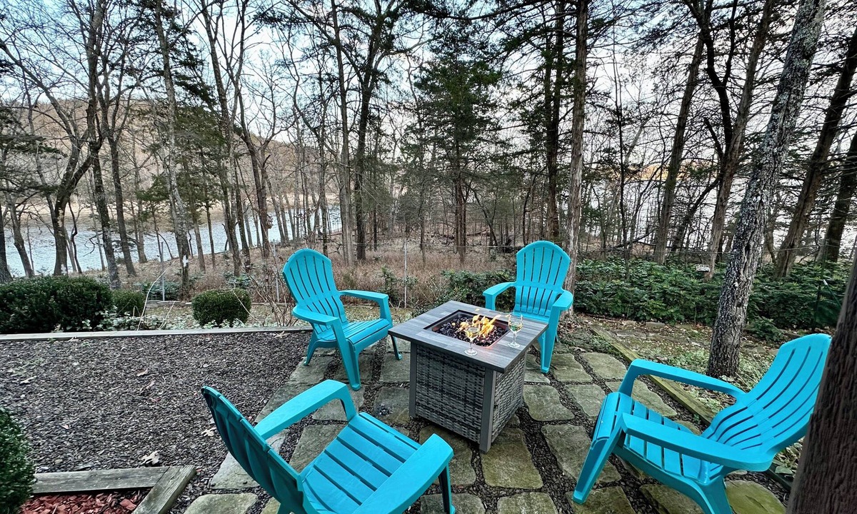 Lost Bridge Village House | Large 4 BR Beaver Lake Water Front Home - Kayaks, Fire Pit, Direct Water Access