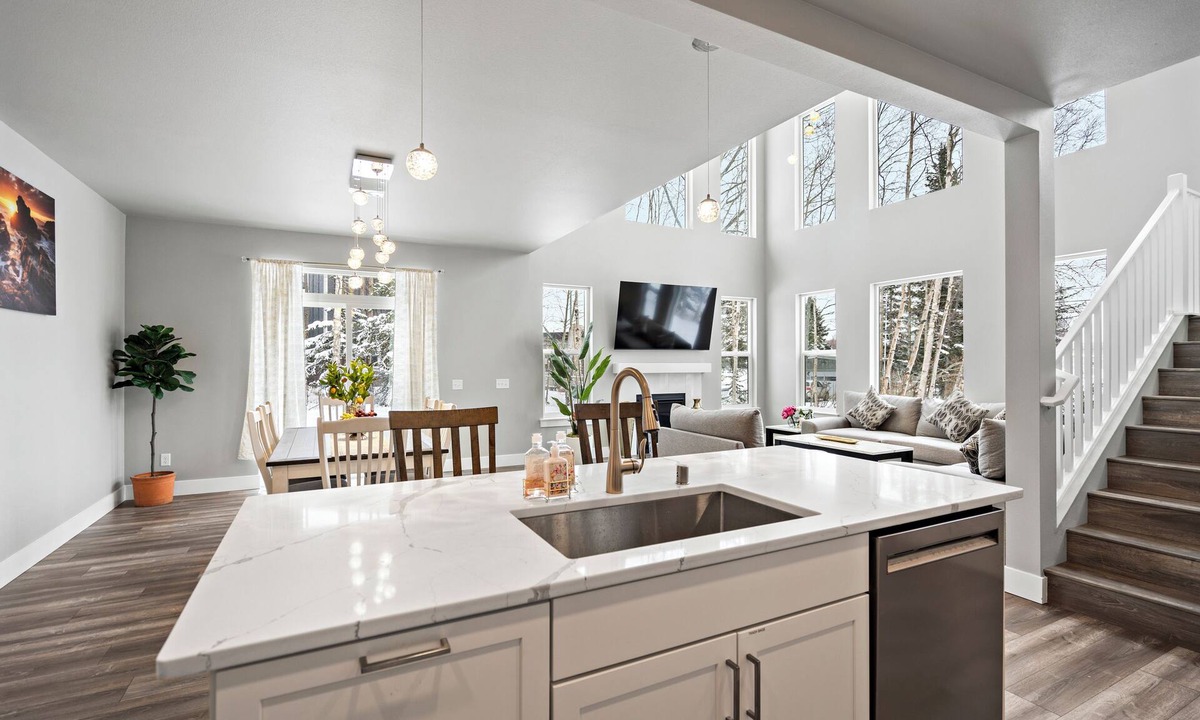 Sand Lake House | LE: 4-bedroom 3full bathroom house in gorgeous Anchorage neighborhood