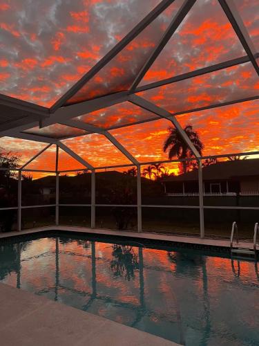 Pelican House | LED POOL & KING BED - Cape Coral Retreat