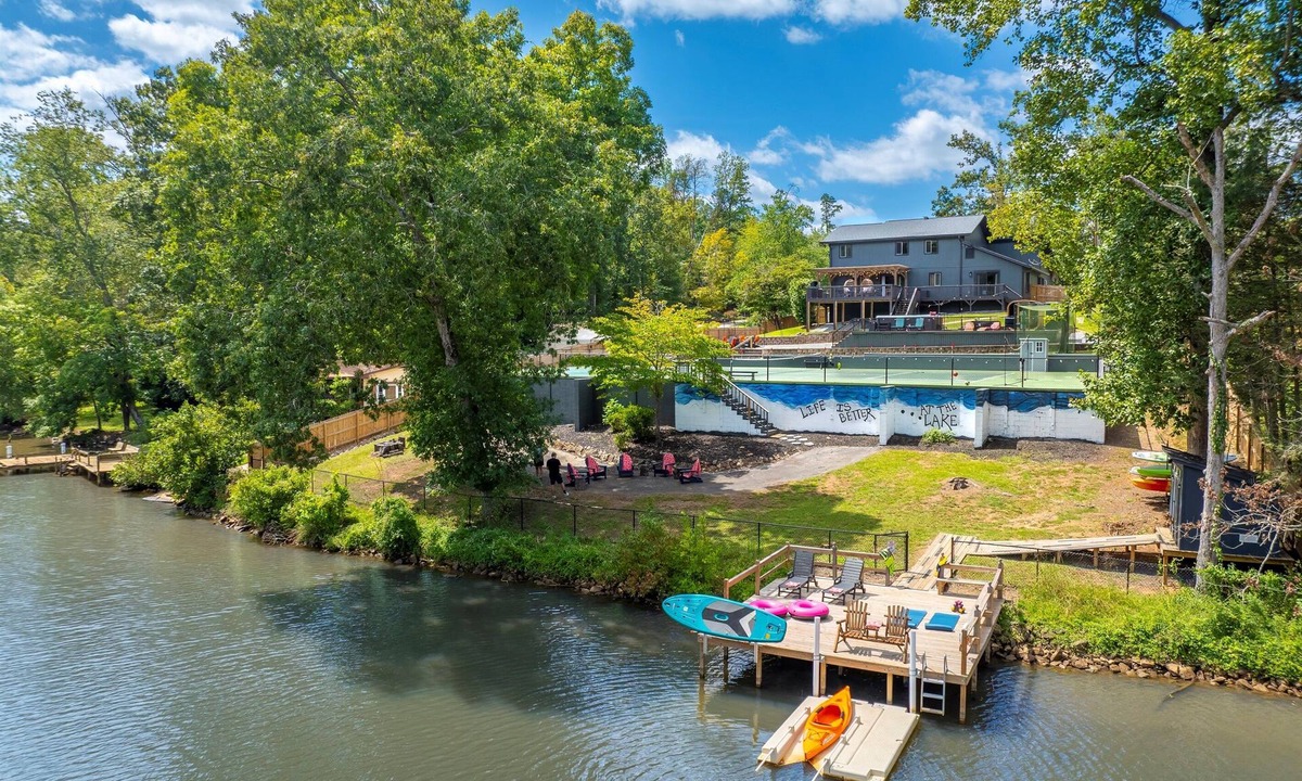 Easley House | Luxe Private Lakefront-Heated Swimspa, Pickleball/Basketball, Kayaks, Greenville