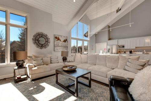 Park Meadows House | Luxe townhome with pool private hot tub washer & dryer & garage