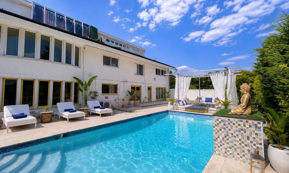 Queens House | Luxury 5 Bedroom Design Estate in Queens, NYC - A World Behind the Gates