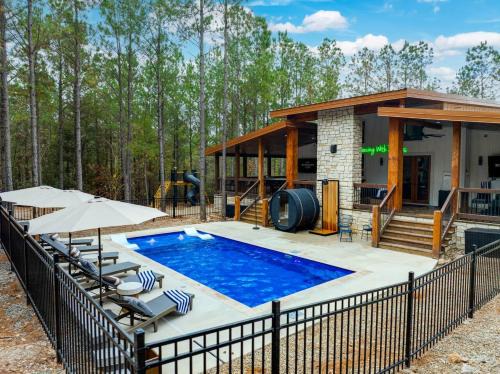 Hochatown House | Luxury Broken Bow Cabin - Private Pool, Pickleball , Sauna & Mini Golf - Sleeps 16