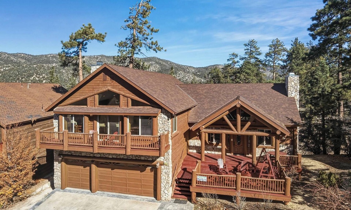 Castle Glen Estates Cabin | Luxury in Castle Glen! HOT TUB! Game Room with Pool Table! Lake Views! Multiple Decks and Fireplaces!