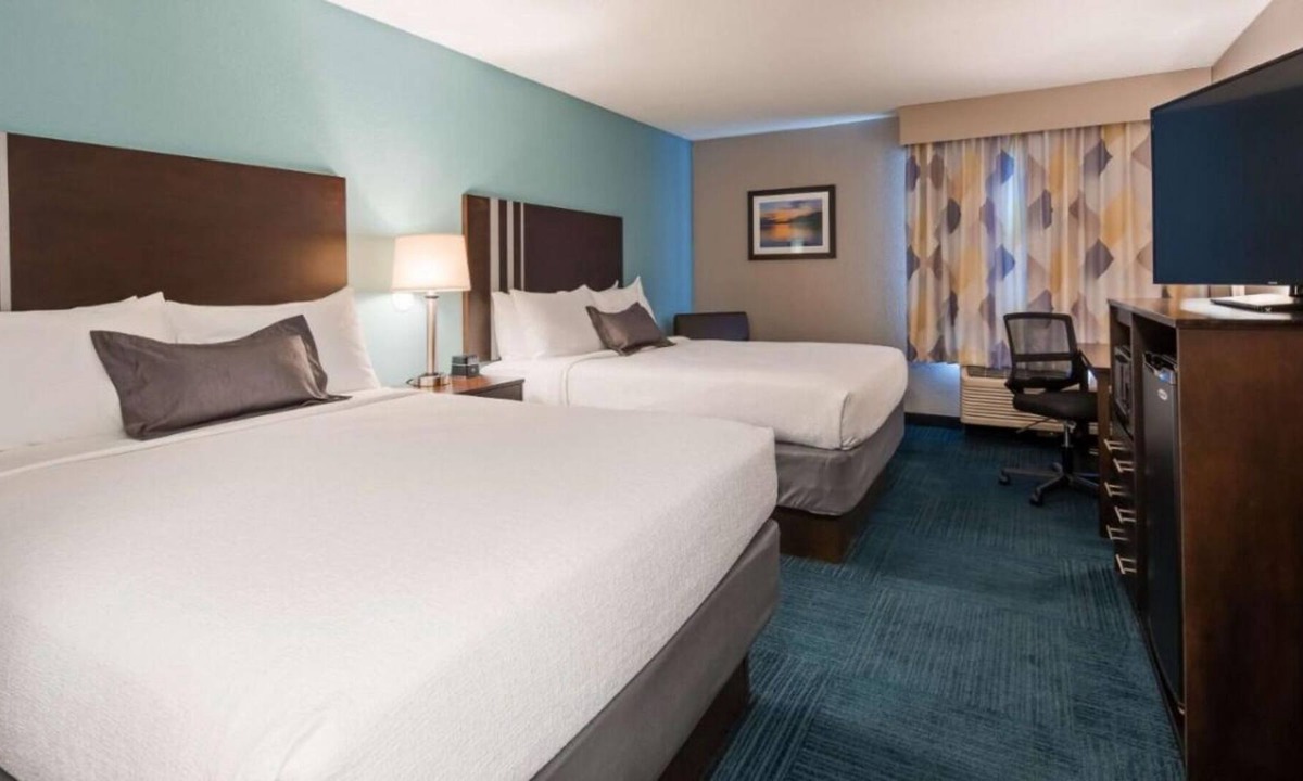 Blaine House | Making The Best Memories Along The Way! 3 Convenient Units, Free Parking, Pool