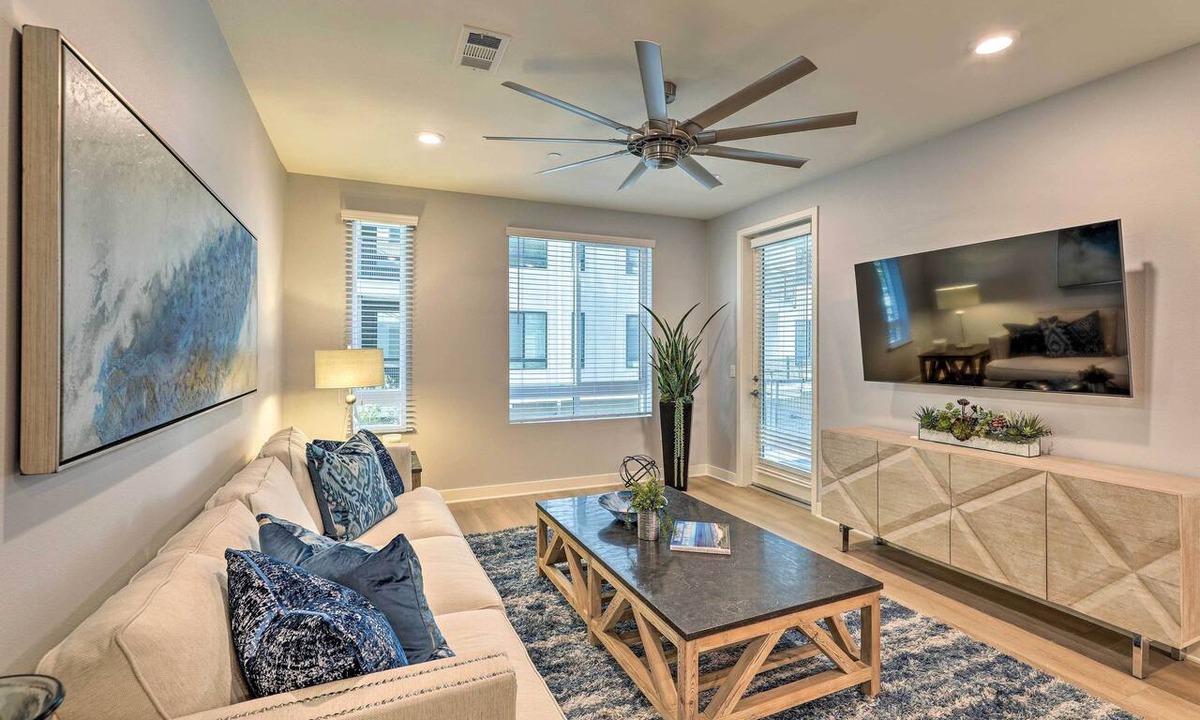 Irvine Business Complex Condo | Modern Irvine Condo w/Pool - 7 Mi to Beach!