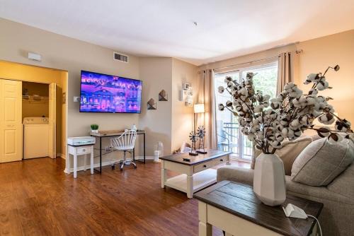 Valencia Apartment | Modern King Suite Deluxe Living Cali
