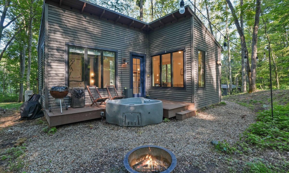 New Plymouth Cabin | Modern Romantic Getaway Cabin - Hocking Hills