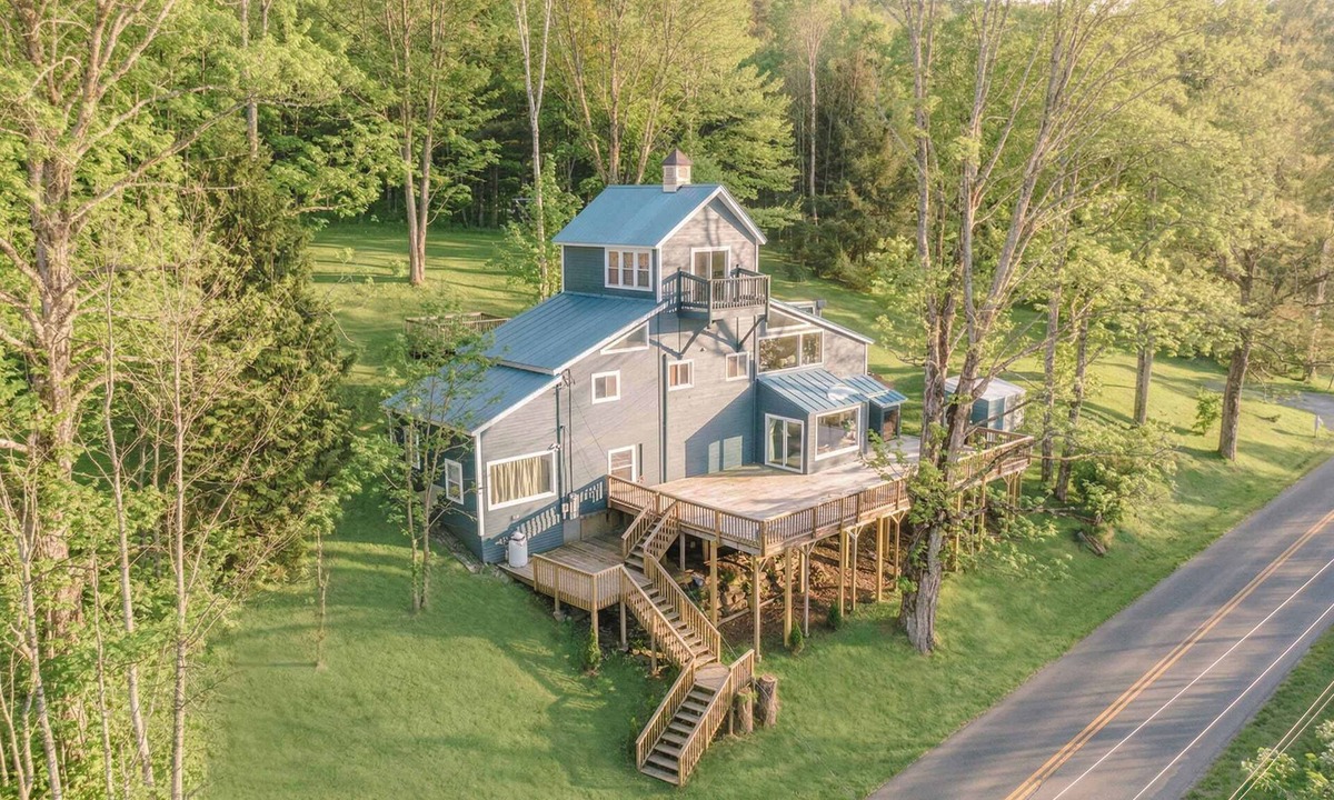Bridgewater Corners House | Mountain View Retreat, 9 Min to Killington