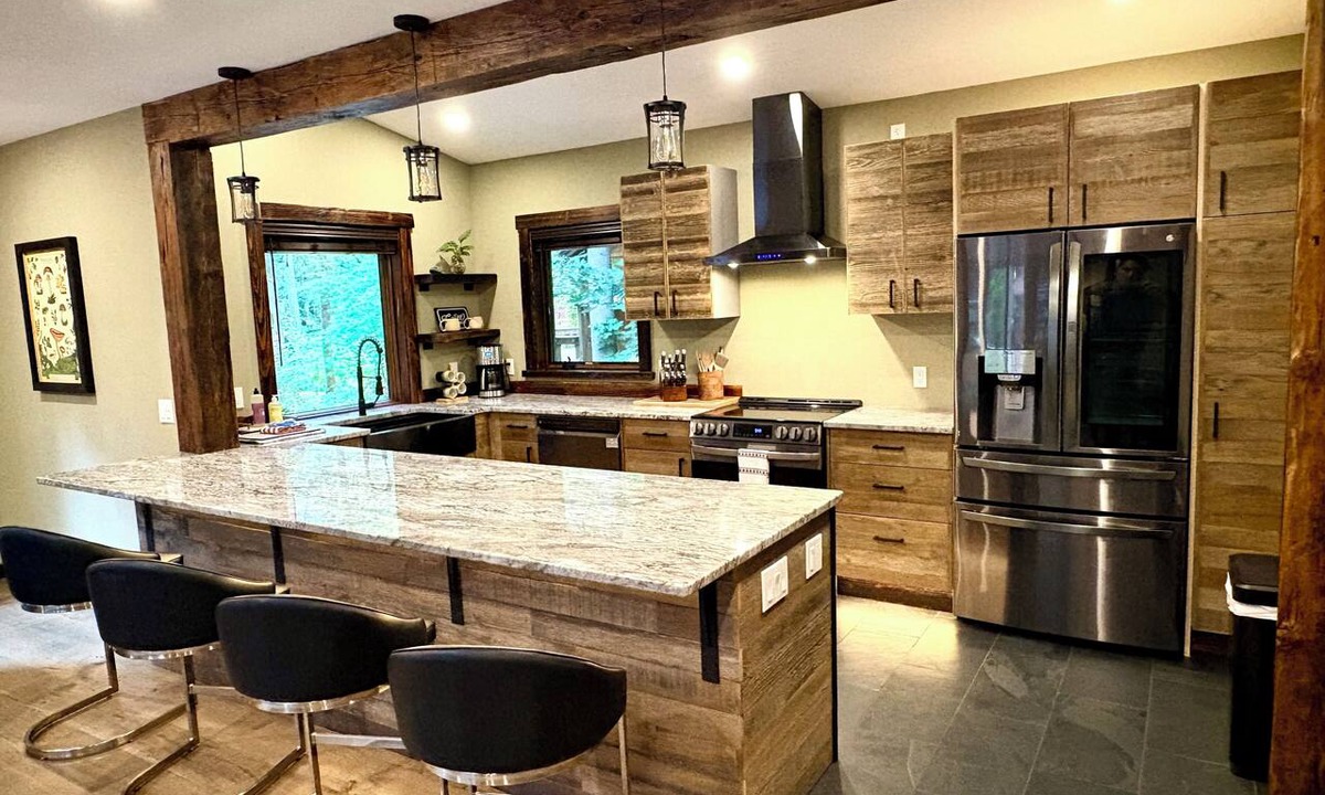 Warnick House | Mt Baker Luxury Cabin 2 King Beds Hot Tub Game Loft Firepit