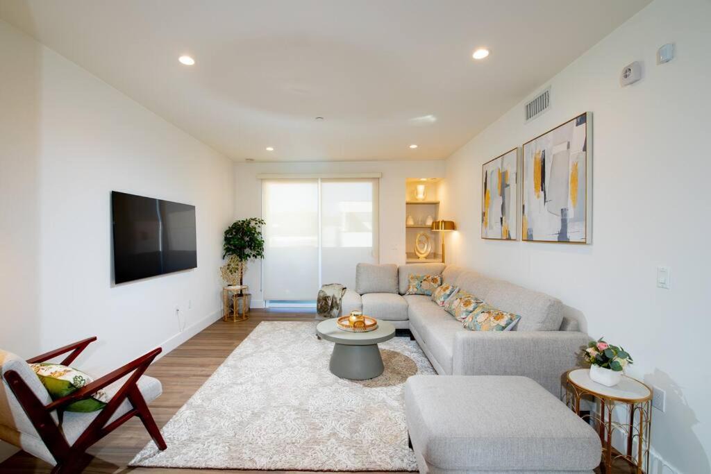Larchmont Apartment | New Modern 3BR 3BA Apt in Central Los Angeles with Rooftop & Parking