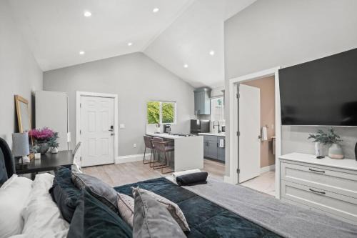 Clarkdale House | New Modern Cozy Guest House, Parking, Pet Friendly in Mar Vista!