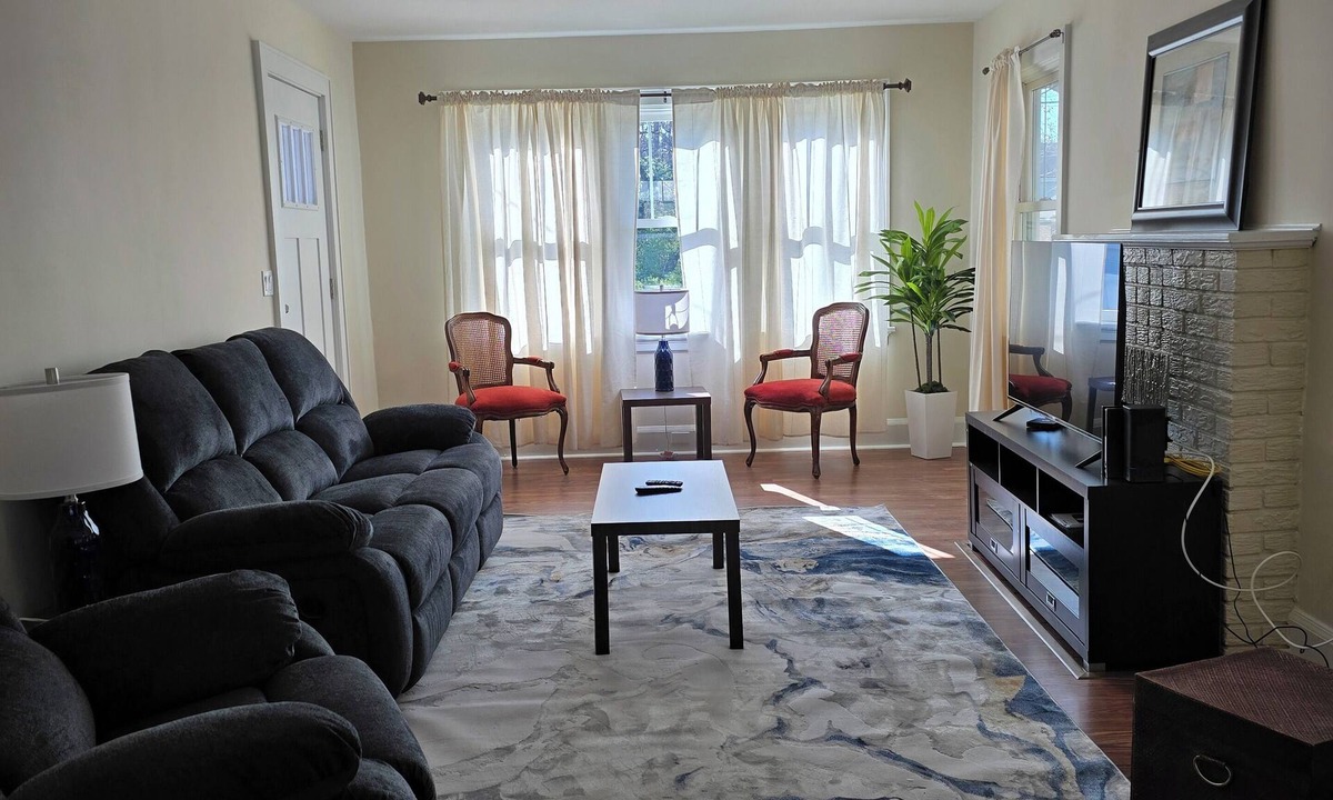 Roselawn Finance House | Newly furnished charming oasis 2-bedroom house in fabulous Norwood with WiFi, AC