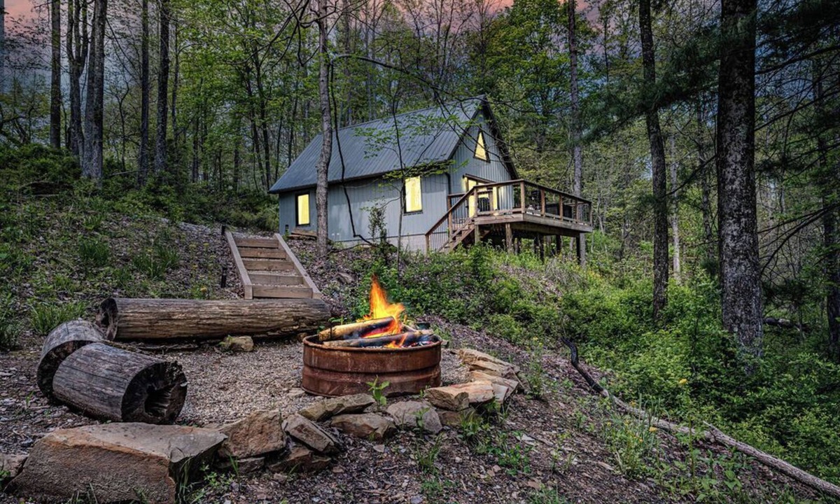 Lancaster Cabin | Now with Wifi! Blackberry Bramble: Budget-friendly in Hocking, hot tub + Firepit