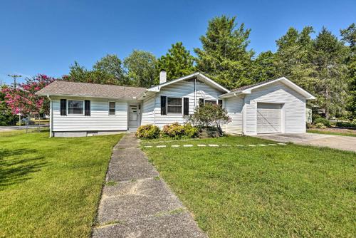 Oak Ridge House | Oak Ridge Retreat w/Porch < 1 Mi to Downtown