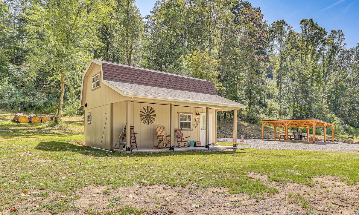 Zanesville Cabin | On 40 Acres: Charming Cabin in Zanesville!