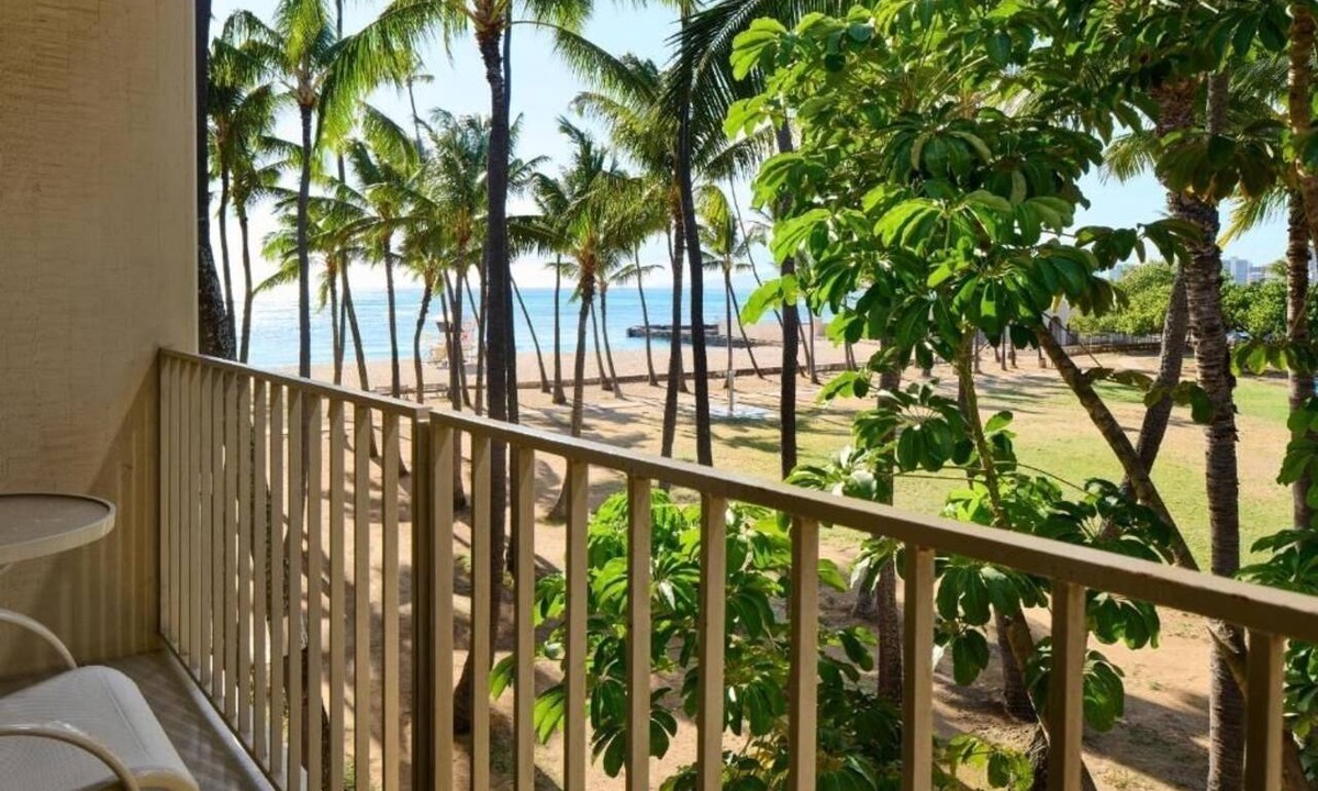 Diamond Head - Kapahulu - St. Louis Hotel | Park View King | Kaimana Beach Hotel | Views of Lush Kapiolani Park