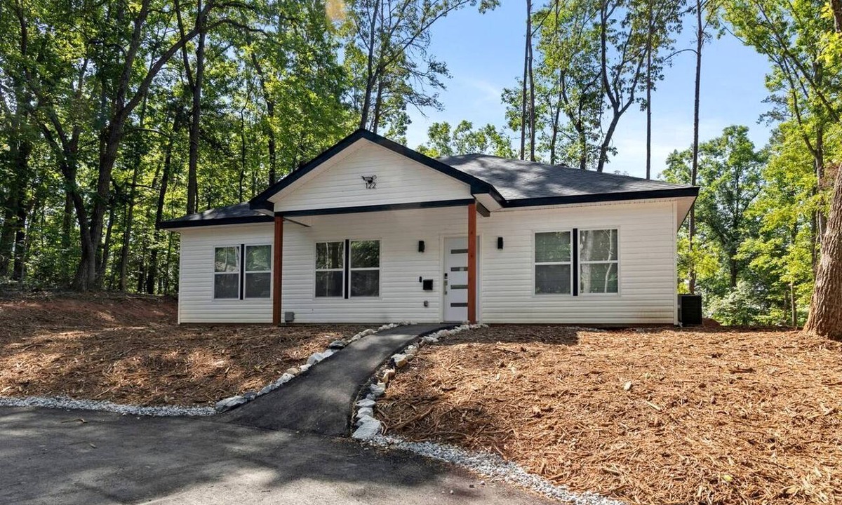 Westminster House | Peaceful Lake Retreat Near Lake Hartwell & Clemson, South Carolina
