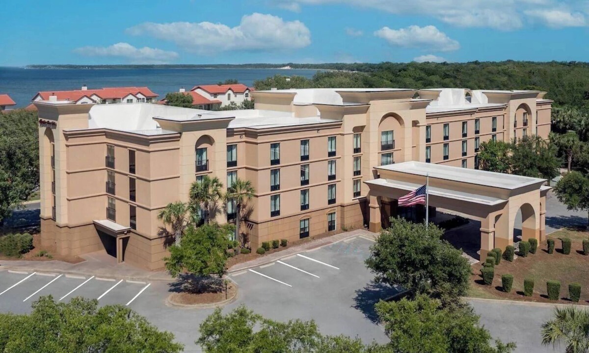 Pensacola Hotel | Pensacola Bay King Studio w/Breakfast, Gym & Pool