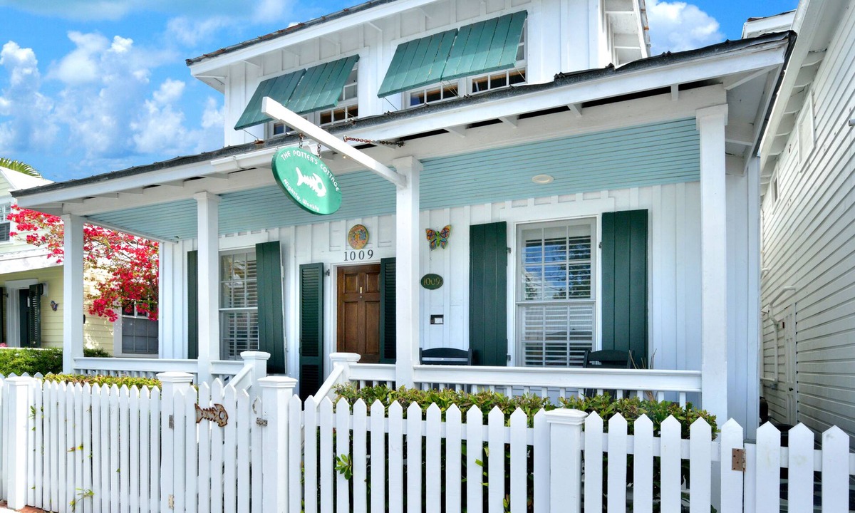 Uptown - Upper Duval House | ~POTTER'S COTTAGE~ Key West charmer in great location with private pool!