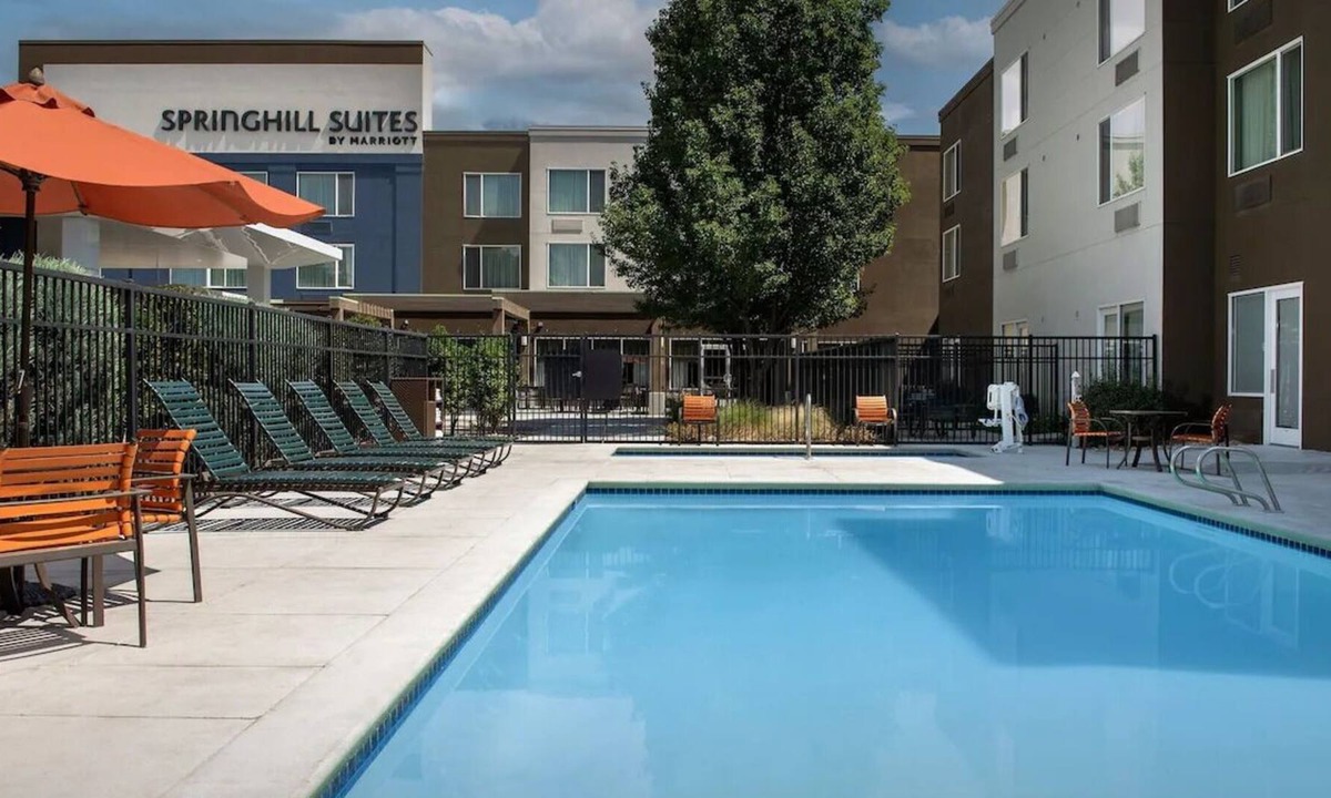 Southeast Boise House | Prime Location! 3 Convenient Units, Onsite Pool, Free Parking, Free Breakfast