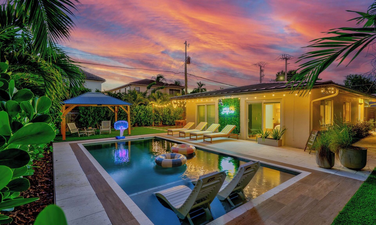 Victoria Park House | Prime Location! Las Olas (3mins) & Beach (8mins) -Heated Pool, Gym, Arcades, BBQ