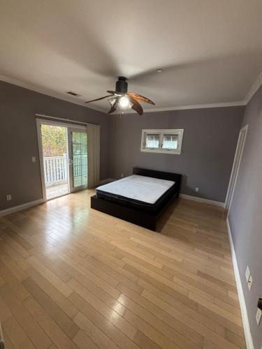 Burbank House | Private room private balcony shared bathroom - Mini Mansion