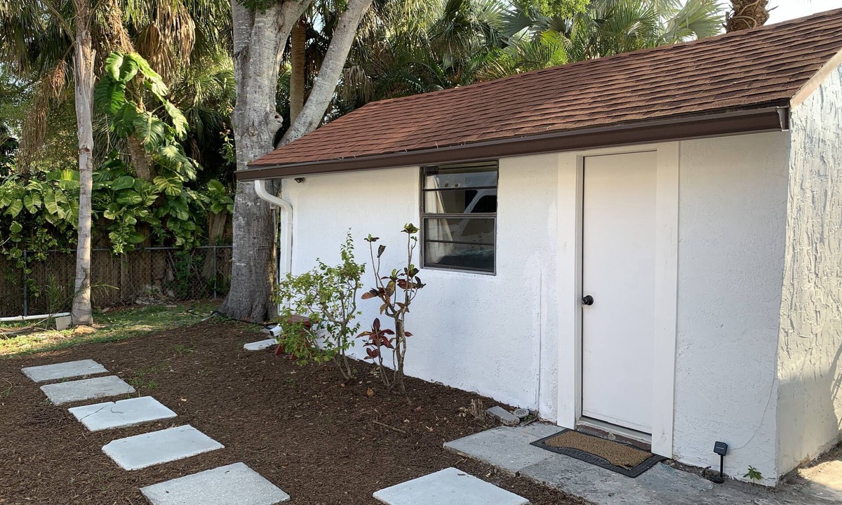 Melbourne Cottage | Private Tiny-Home, bath, mini kitchen, twinbed, desk, micro, FIT, MLB, 3m2 beach