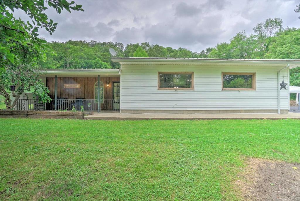 Zanesville House | Quaint Zanesville Home with Game Room and Yard!